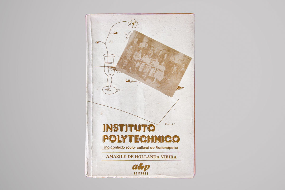 Capa do livro "Instituto Polytechnico (no contexto socio-cultural de Florianópolis)", escrito por Amazile de Hollanda Vieira. A capa apresenta um design clássico, com uma foto sépia antiga sobreposta a um desenho simples de um copo de vinho e uma flor.