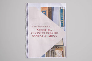 Capa de um documento encadernado espiral, intitulado "Plano Museológico - Museu da Odontologia de Santa Catarina 2022-2027". A capa contém um design moderno com recortes de imagens relacionadas à odontologia, incluindo caixas de produtos e ferramentas antigas.