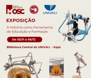 Imagem de um cartaz de divulgação de uma exposição. No topo, estão os logotipos do Museu da Odontologia de Santa Catarina (MOSC), da Associação Catarinense de Odontologia (ACO) e da UNIVALI. Abaixo, em destaque, o título "EXPOSIÇÃO" em letras vermelhas, seguido pelo texto "A História como Ferramenta de Educação e Formação". Em uma faixa vermelha, estão as datas "De 05/11 a 06/12". No rodapé, lê-se "Biblioteca Central da UNIVALI - Itajaí". À direita e abaixo do texto, há fotos de equipamentos odontológicos antigos e a capa de um livro sobre odontologia. O fundo é claro e todos os elementos estão dispostos de forma organizada.